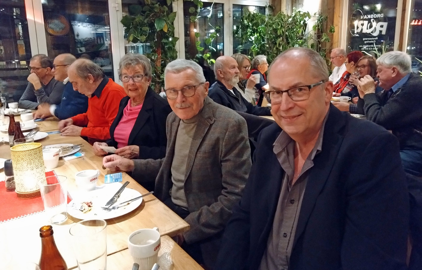 Psoriasisförbundet Umeå lokalavdelning avslutade verksamhetsåret med höstfest på restaurang, närmast kameran från vänster Maj-Britt Johansson, Jussi Johansson och Lars Elinge.
